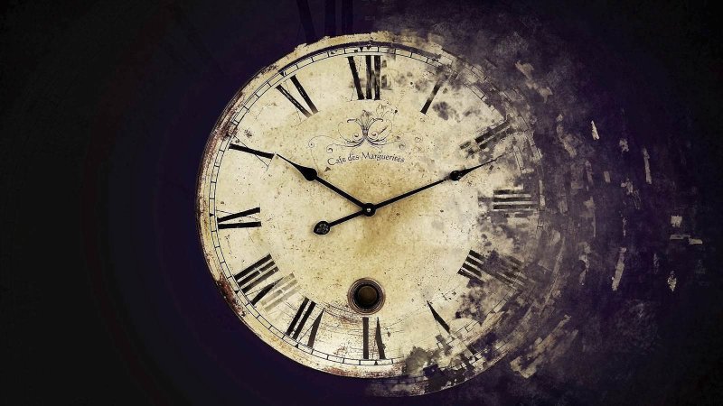 Часы на черном фоне