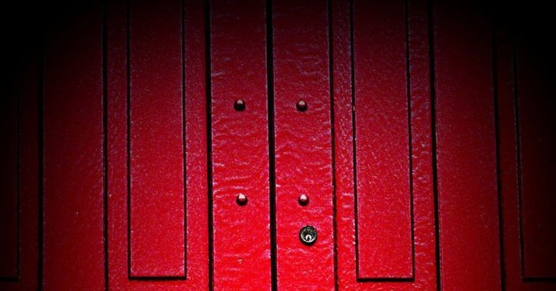 Красная дверь на черном фоне