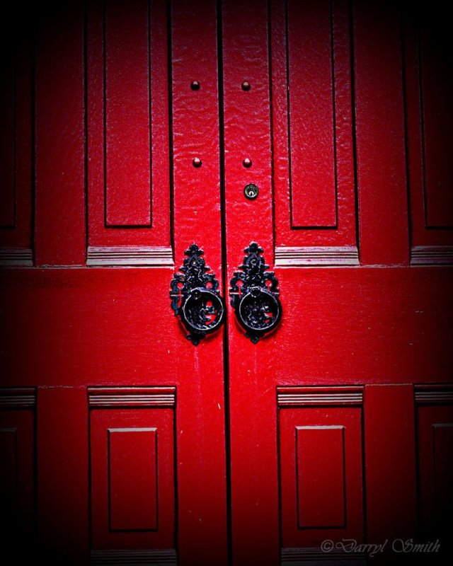 Красная входная дверь