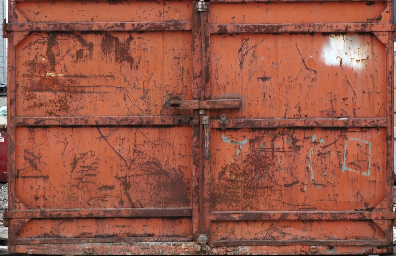Ржавые ворота гаража