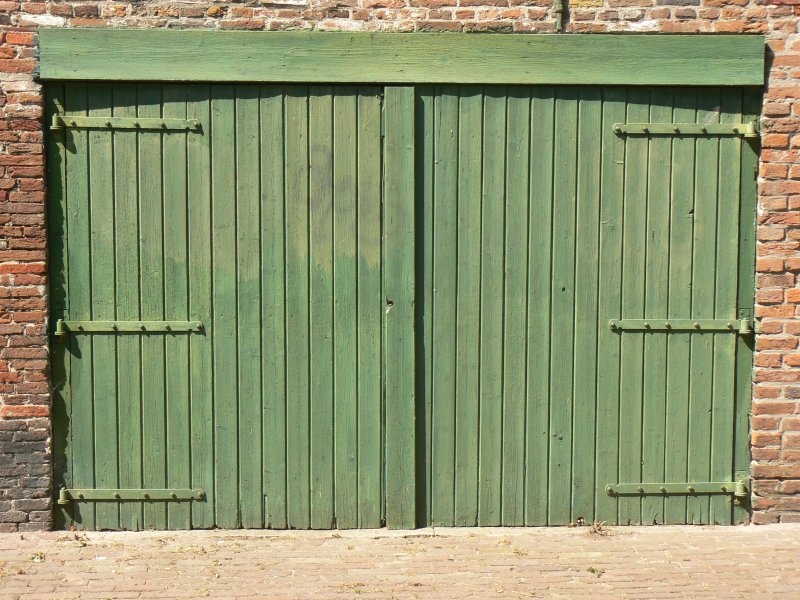 Ворота старого гаража