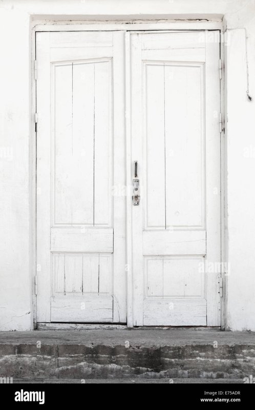 Белая деревянная дверь