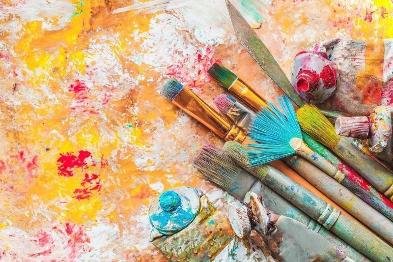 Палитра с красками и кистями