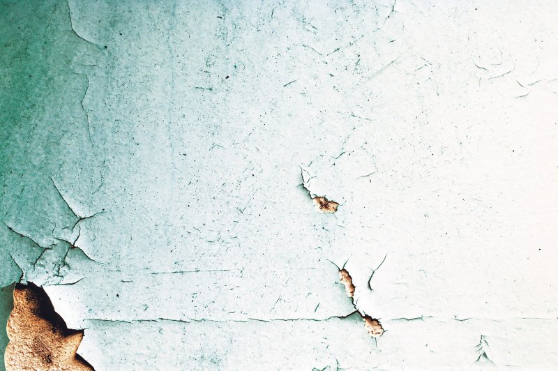 Облупившаяся краска на стене