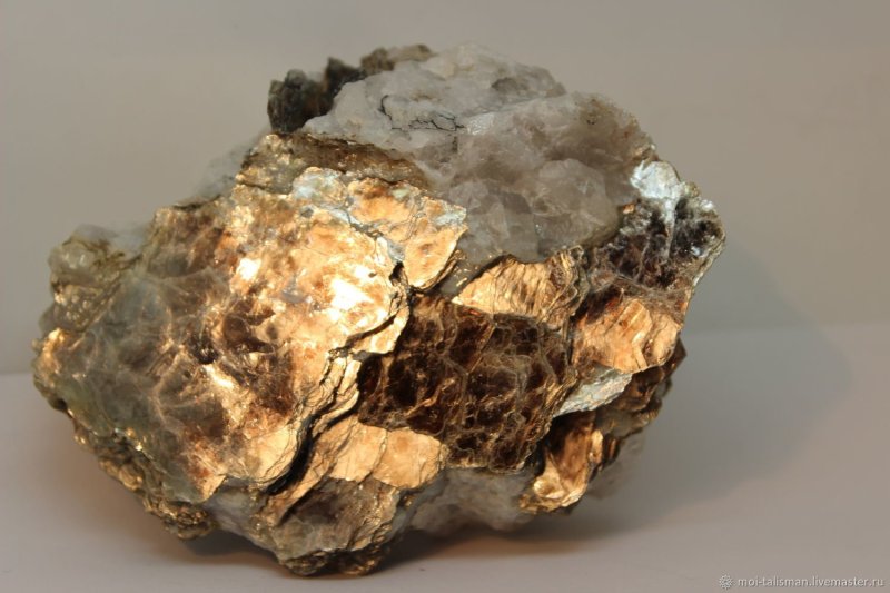 Слюда-мусковит минерал