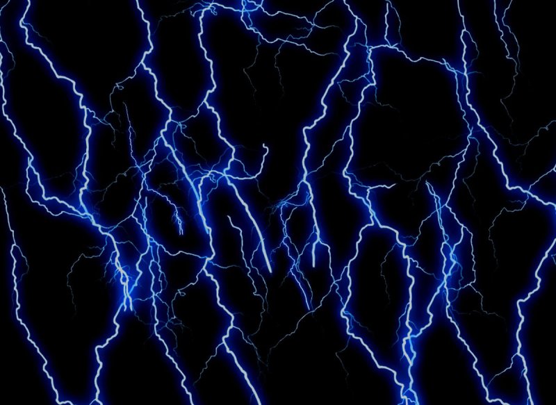 Синяя молния на черном фоне