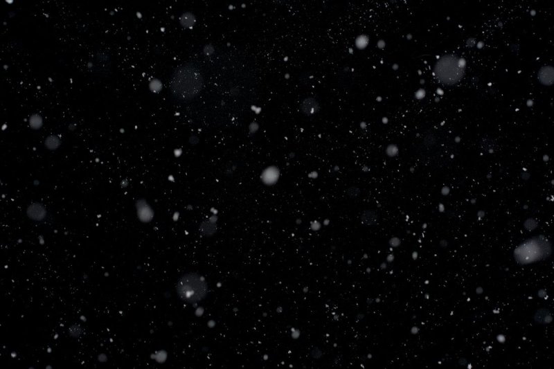 Снег на черном фоне