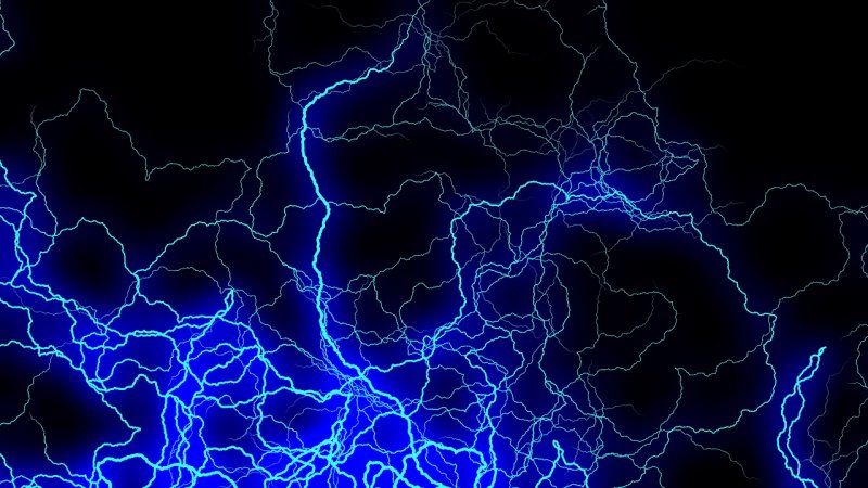 Синяя молния на черном фоне