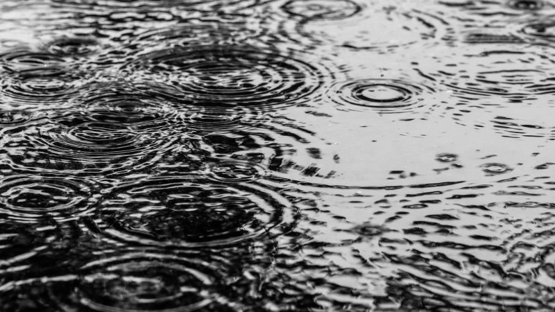 Капли дождя на воде