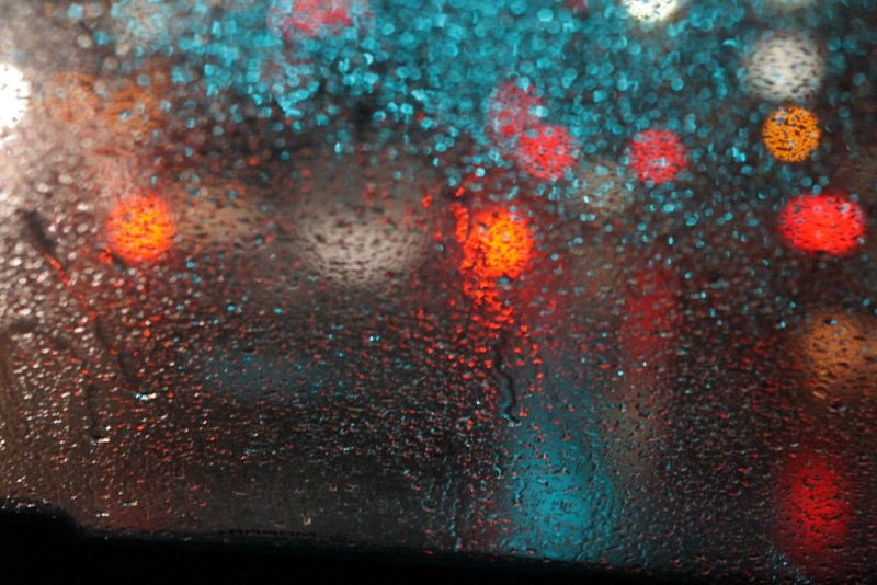 Капли дождя на стекле