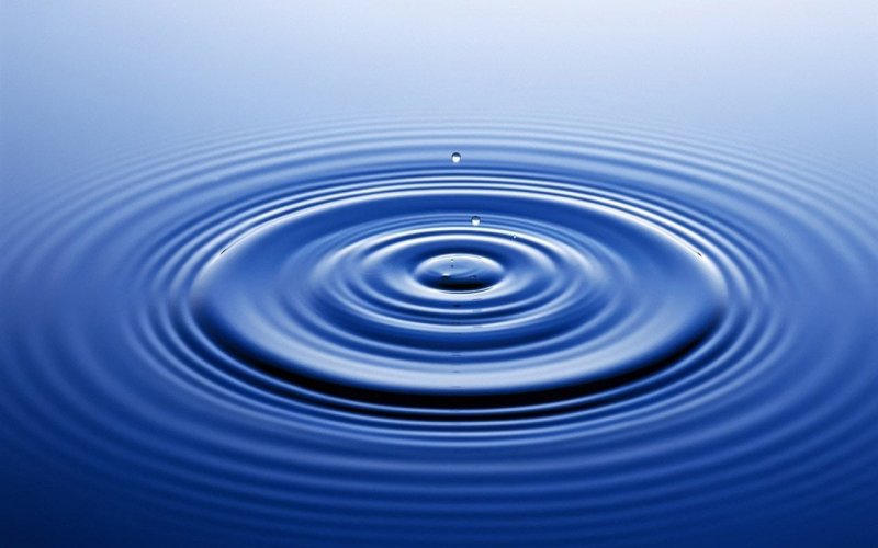 Волны от капли на воде