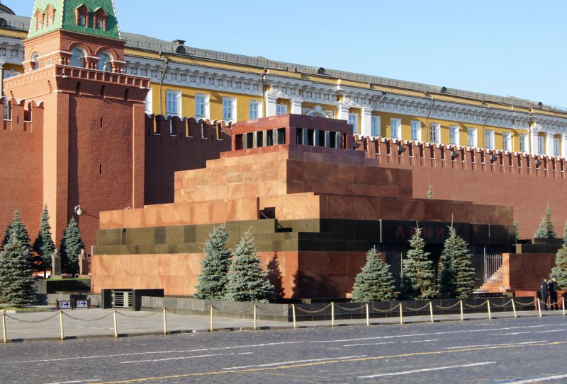 Ленин на красной площади в мавзолее