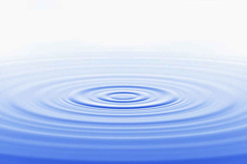 Волны от капли на воде