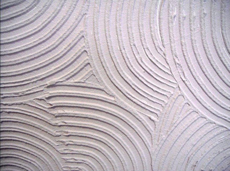 Декор стены зубчатым шпателем