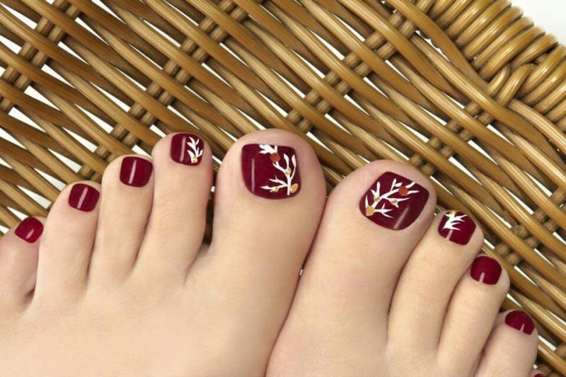 Красивый красный педикюр