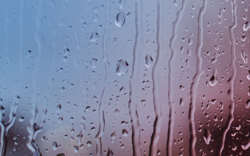 Капли воды на стекле