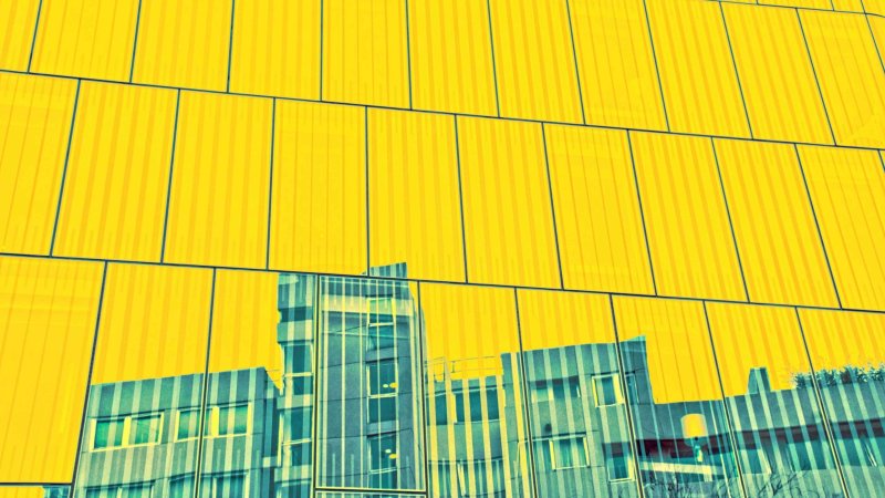 Желтый фасад