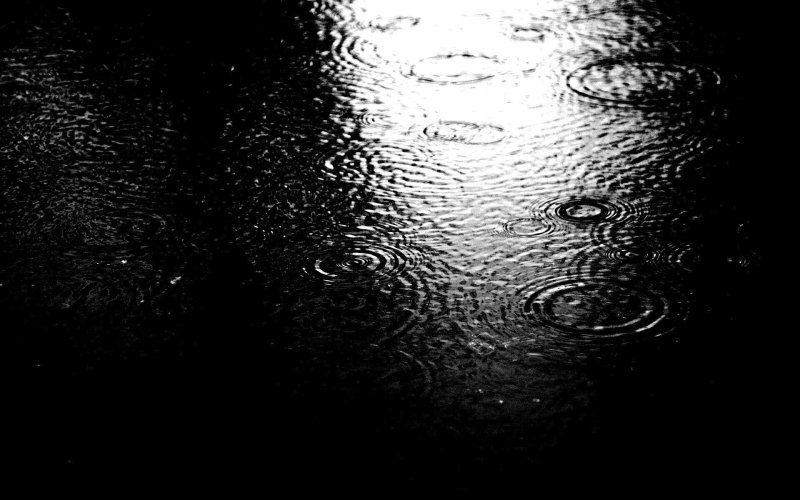 Лужа на черном фоне