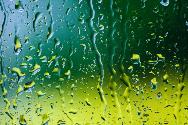 Капли на стекле