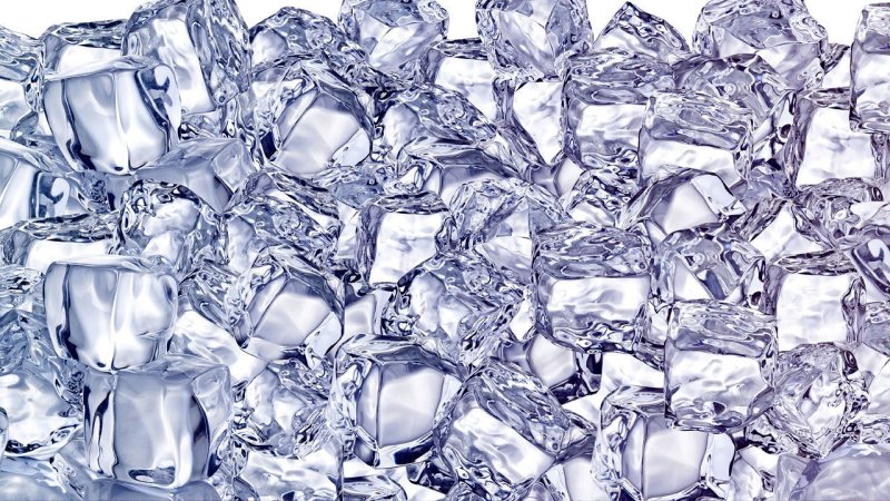 Кубики льда на белом фоне
