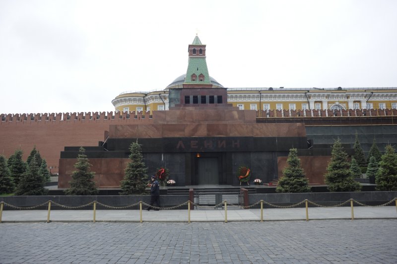 Владимир Ленин в мавзолее