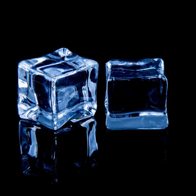 Кубики льда на черном фоне