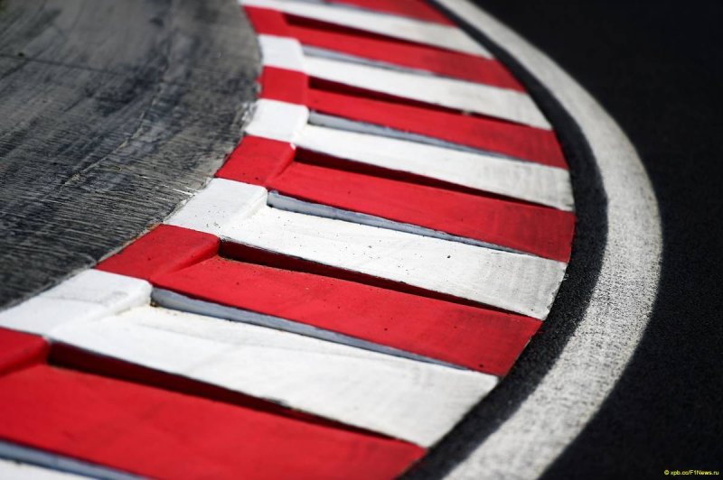 Поребрики гоночной трассы