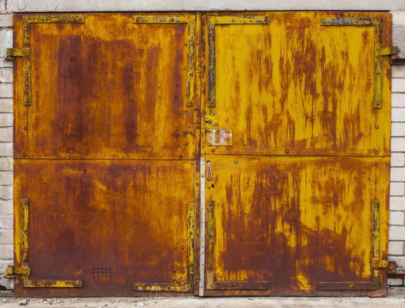 Ржавые гаражные ворота