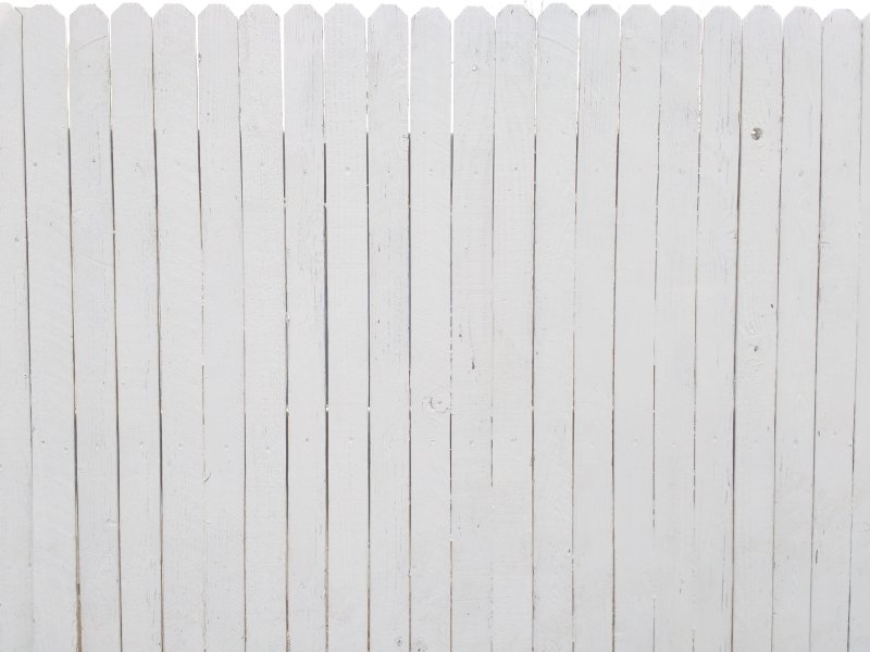 Сплошной деревянный забор