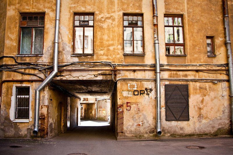 Обветшалый дом в Санкт-Петербурге