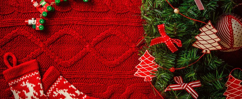 Красное вязаное полотно