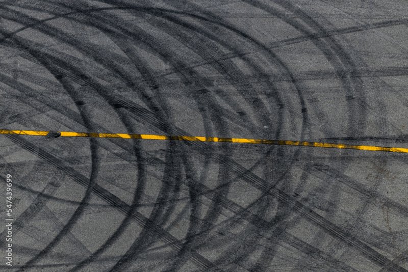 Следы от шин на асфальте