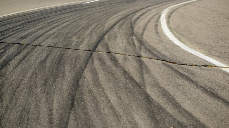 Следы шин на асфальте