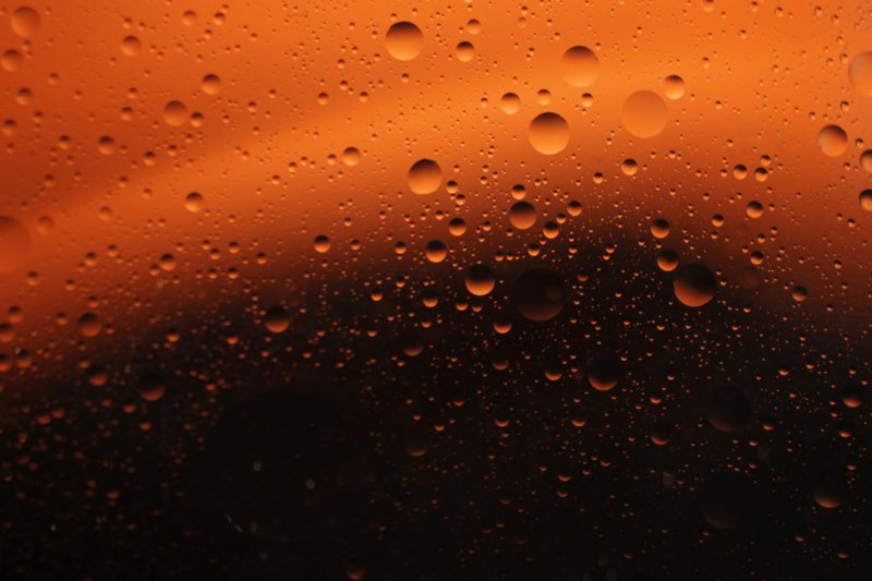 Пиво на темном фоне