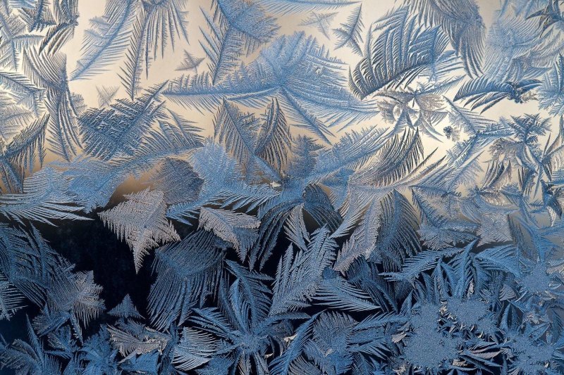 Морозные узоры на стекле