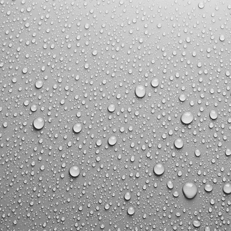 Капли воды на стекле