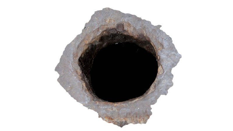 Яма на белом фоне