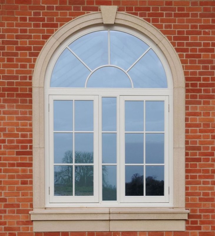 Полуциркульные арочные окна.
