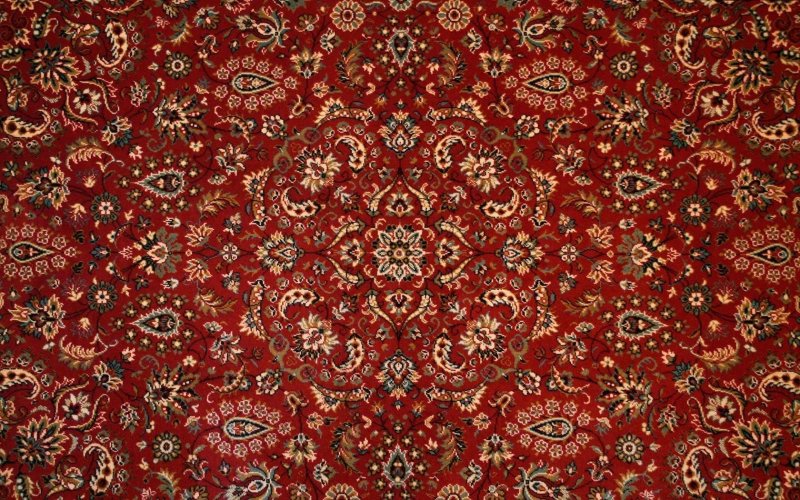 Ковер красный с узорами