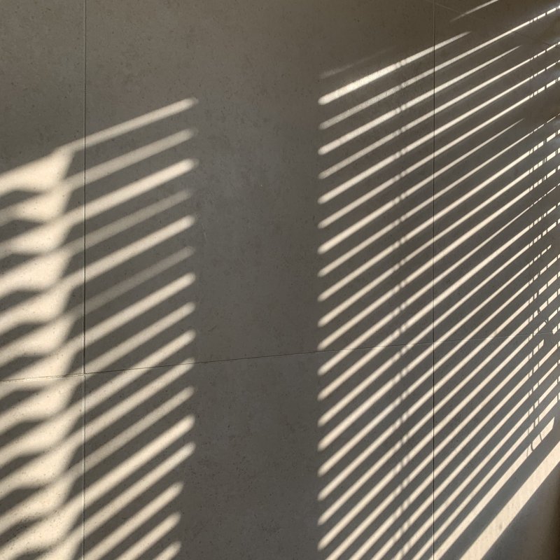 Тень жалюзи на стене