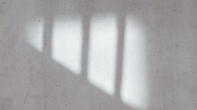 Тень от окна на стене