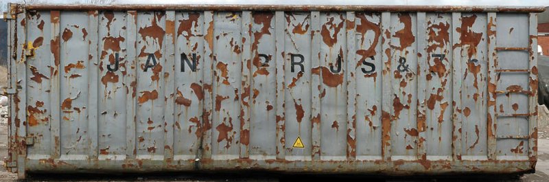 Старые ржавые контейнеры