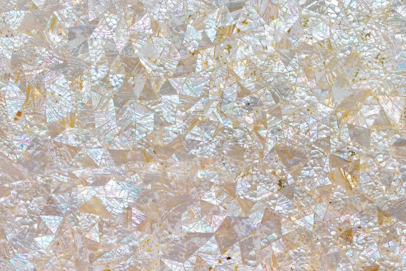 Перламутр переливается