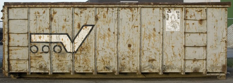 Старые ржавые контейнеры