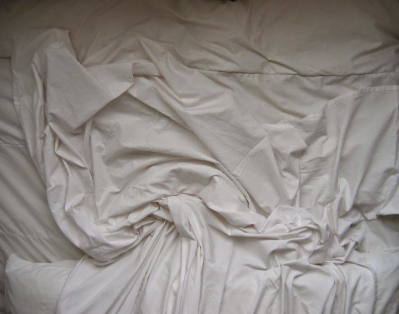 Мятая кровать сверху
