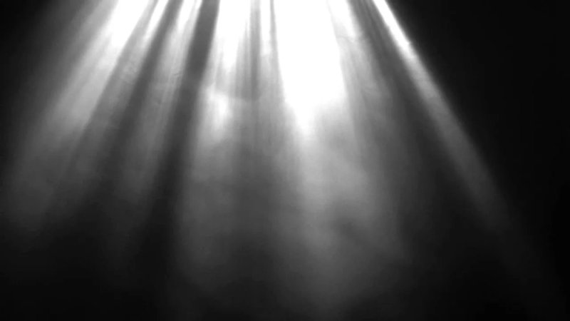 Лучи солнца на черном фоне