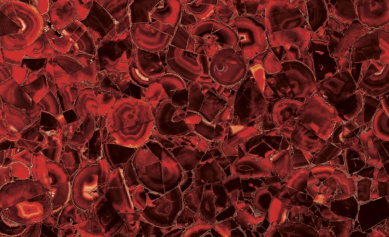 Красный драгоценный камень