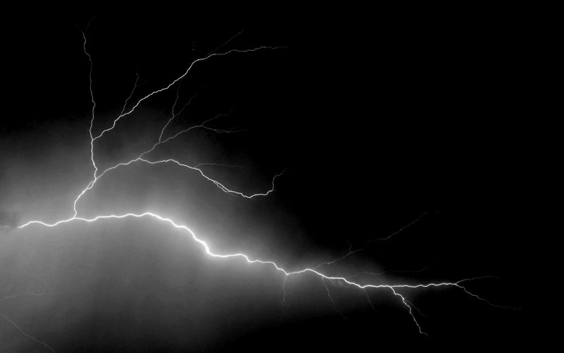 Молния на темном фоне