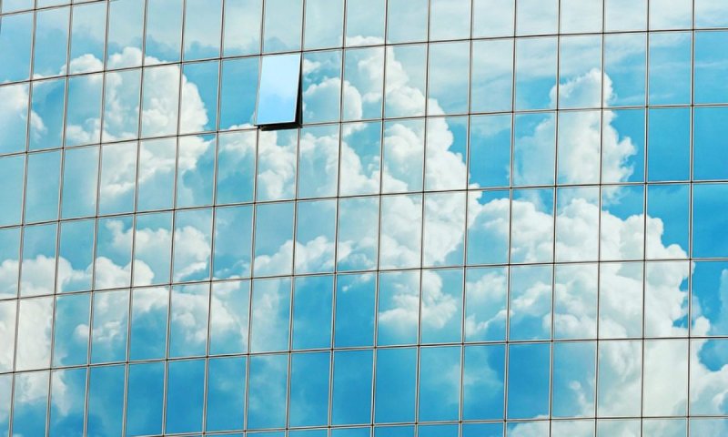 Отражение неба в стекле