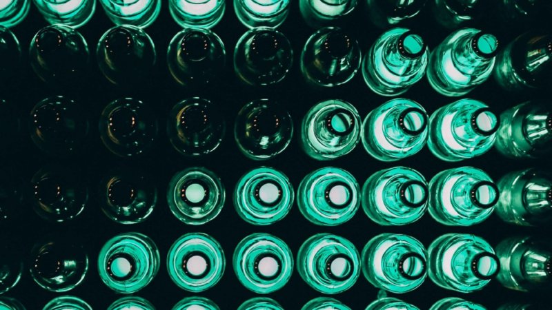 Стена из бутылок стеклянных